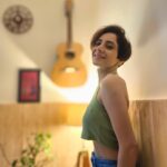 Vishavpreet Kaur Instagram - The essence of all art is to have pleasure in giving pleasure….🎶🎼🎸 . . . #music #feelinggood #studiolife #singer #actor #lovemyjob #vishwapreetkaur