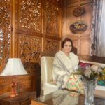 Vishavpreet Kaur Instagram - Dal lake…houseboat mein shoot karna mera favourite location raha , ek to mausam itna pyaara aur jahan dekho bas khoobasoorti…. Mein house boat ke videos share kar rahi hon par yeh uss ki actually khubasurti ko justify nahi kar payenge…. But I hope you enjoy… swipe #beautifulkashmir #dallake #houseboat #pashminna #sonysab
