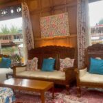 Vishavpreet Kaur Instagram - Dal lake…houseboat mein shoot karna mera favourite location raha , ek to mausam itna pyaara aur jahan dekho bas khoobasoorti…. Mein house boat ke videos share kar rahi hon par yeh uss ki actually khubasurti ko justify nahi kar payenge…. But I hope you enjoy… swipe #beautifulkashmir #dallake #houseboat #pashminna #sonysab