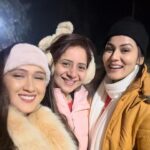 Vishavpreet Kaur Instagram - Came here as co-actors…leaving as friends!✨💫 @vishwapreet_kaur @krissannb #kashmir #travel #girls #happy #winters #love