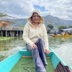 Vishavpreet Kaur Instagram - Loving every bit of it…. ✨🥰♥️ . . #beautifulkashmir #dallake #onlocation #pashminna #sonysab #lovemyjob