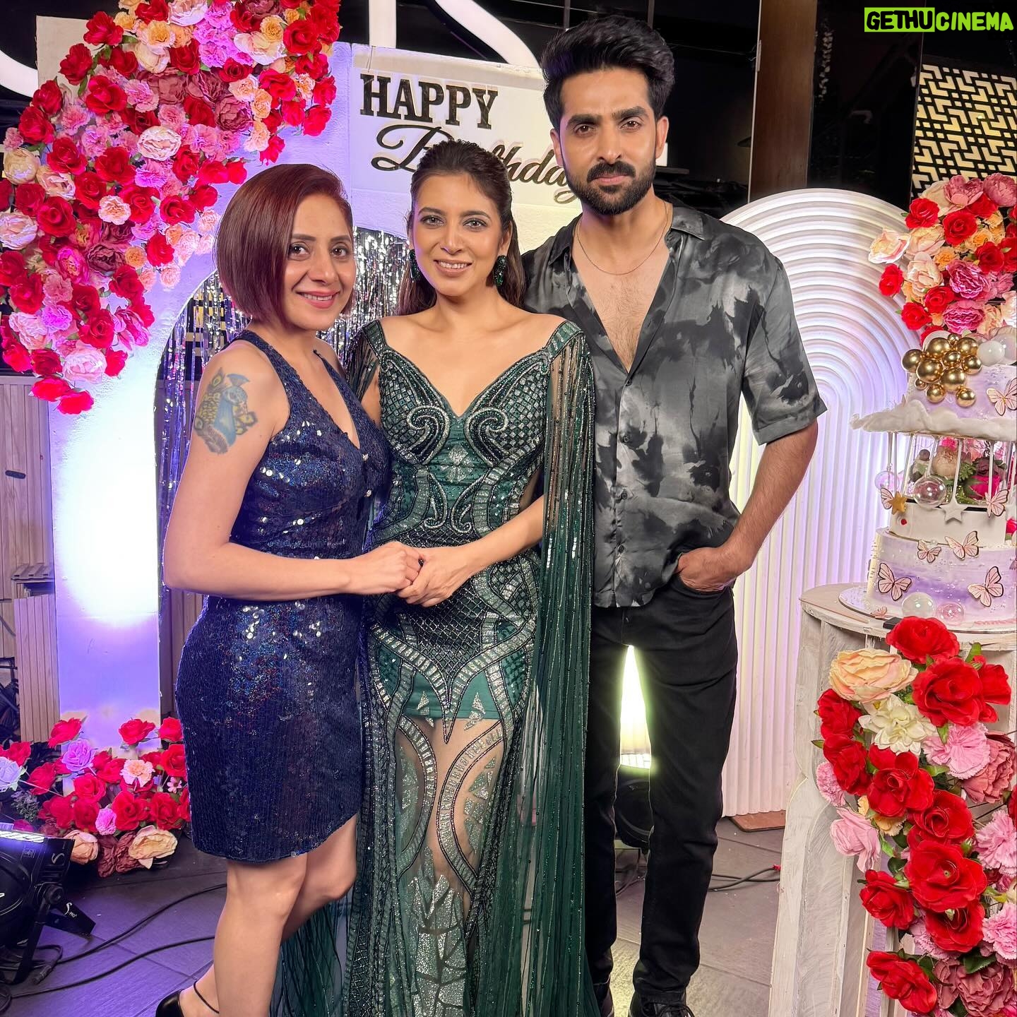 Vishavpreet Kaur Instagram - #aboutlastnight✨ #bithdayparty @nehaadhvikmahajan @adhvik_official @hellyshahofficial @ali.khxn.afridi