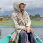 Vishavpreet Kaur Instagram - Loving every bit of it…. ✨🥰♥️ . . #beautifulkashmir #dallake #onlocation #pashminna #sonysab #lovemyjob