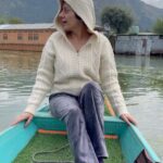 Vishavpreet Kaur Instagram - Loving every bit of it…. ✨🥰♥️ . . #beautifulkashmir #dallake #onlocation #pashminna #sonysab #lovemyjob