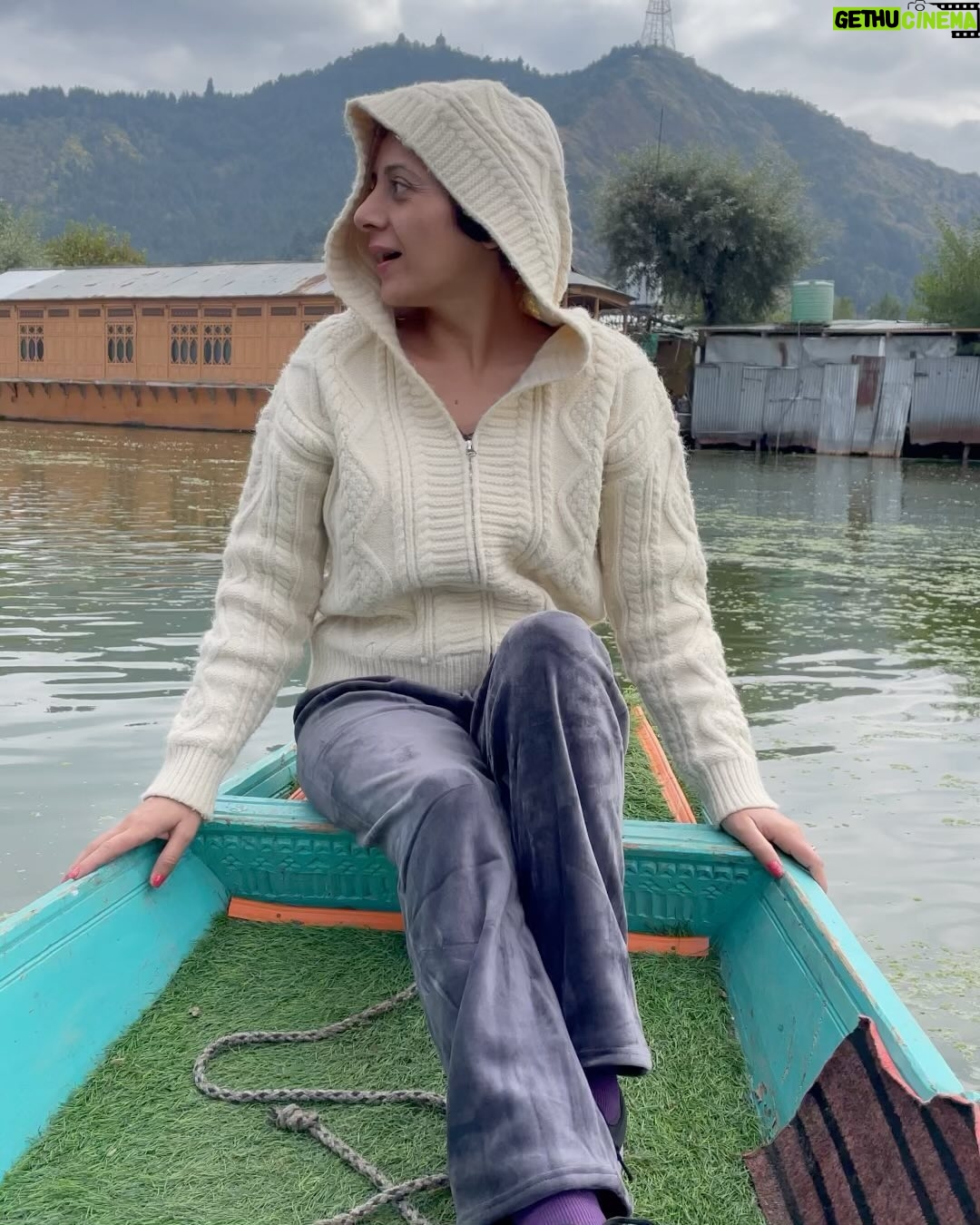 Vishavpreet Kaur Instagram - Loving every bit of it…. ✨🥰♥️ . . #beautifulkashmir #dallake #onlocation #pashminna #sonysab #lovemyjob
