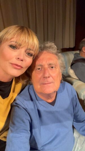Vittoria Belvedere Instagram - Stiamo arrivandoooo!!!
#bloccatidallaneve @enzinoiacchetti regia @enricomarialamanna Produz. @bistremila uff.stampa @silvia_signorelli 
Distribuz. @mentecomica