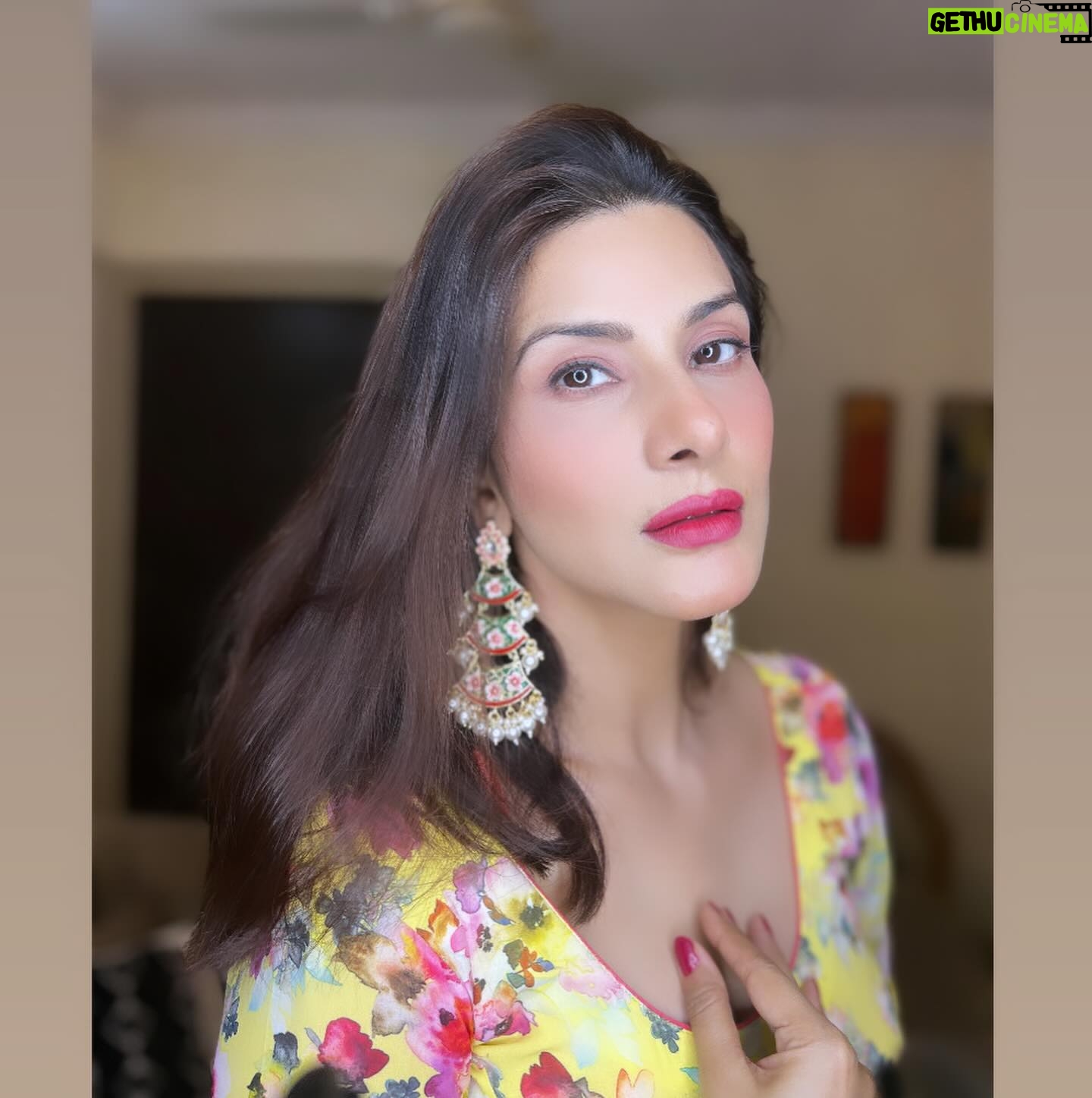 Vivana Singh Instagram - Wearing : @vibrantcolours.co.in ( earrings ) #earrings #jewllery #jellewerydesign #indian #indianjewellery #instalike #instagram #insta #collab #collabration #collaborations #vivana #vivanasingh #explorepage #🧿