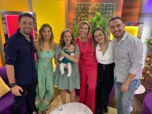 Vivi Kreutzberger Instagram - Que linda tarde!! @pekaparra fue a visitarnos con #emmita 
Grandes momentos y emociones poder conocer en primera persona sus experiencias, alegrías e historias de quien conocimos como parte de nuestro panel jugando y hoy flamante madre! Precioso momento! Espero lo hayan compartido con nosotros, nos premiaron con gran sintonía, si no siempre nos pueden ver en la web de @tvmas.tv o por #youtube !! Bienvenida al #team #emma Simplemente gracias por el momento! #vuelve #lindomomento #lindodía #granfamilia #baby #conociendo #cadavezsomosmas #gracias @tvmas.tv @masviviquenunca #vivikreutzberger