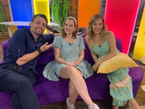 Vivi Kreutzberger Instagram - Que linda tarde!! @pekaparra fue a visitarnos con #emmita 
Grandes momentos y emociones poder conocer en primera persona sus experiencias, alegrías e historias de quien conocimos como parte de nuestro panel jugando y hoy flamante madre! Precioso momento! Espero lo hayan compartido con nosotros, nos premiaron con gran sintonía, si no siempre nos pueden ver en la web de @tvmas.tv o por #youtube !! Bienvenida al #team #emma Simplemente gracias por el momento! #vuelve #lindomomento #lindodía #granfamilia #baby #conociendo #cadavezsomosmas #gracias @tvmas.tv @masviviquenunca #vivikreutzberger