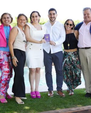 Vivi Kreutzberger Instagram - Los momentos de alegría hay que celebrarlos!! Y que lindo fue vivir en familia el civil de mi guagua… Se casó la más chica!! @sharonnumhauser que encontró al amor de su vida @joelvainstein .
Que ambiente tan amoroso se sentía, que lindas las palabras de amor que ambos tenían preparadas… Varios lagrimones se escaparon, pero de alegría! Así es rico llorar cuando ves que tus hijos son felices cuando encuentran a su alma gemela y se complementan de esta manera, el matrimonio tendrá muchas alegrías pero también dificultades, que solo se superan juntos y con amor!! Desearles que sigan así, seguro llegarán juntos a viejitos…👵🏼🧓🏻. Desde donde esté tendrán siempre mi amor incondicional!! Los quiere su mamá!! Mención aparte el gran trabajo de @atomoestudio.cl !! #matrimonio #amor #love #wedding #weddingphotography #hijos #hijosfelices