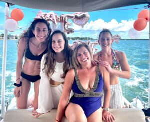 Vivi Kreutzberger Instagram - La primera despedida de soltera de la guagua…
Por la misma entretención y Alegría en las que vienen!!! #despedida #despedidadesoltera #bachelorette #justfun #motheranddaughter #cuantaalegría #bridal #noviaperfecta