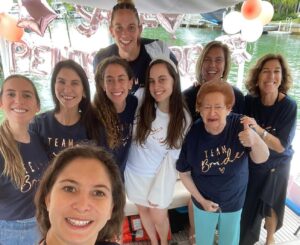 Vivi Kreutzberger Instagram - La primera despedida de soltera de la guagua…
Por la misma entretención y Alegría en las que vienen!!! #despedida #despedidadesoltera #bachelorette #justfun #motheranddaughter #cuantaalegría #bridal #noviaperfecta