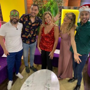 Vivi Kreutzberger Instagram - Que Semana navideña vivimos en nuestro programa!! Lunes todo el humor y re conocer a @leonmurillooficial , nos visitó el simpatiquísimo galán @felipecontreras_a , que programón con @josefurnaro , no se lo pueden perder!! (No lo han visto? Búsquenlo en la web) No recuerdo haber reído tanto en mucho tiempo… y eso que yo me rio 🤣🤣🤣🤣🤣.
Siempre encontrarán más en todos los sentidos, invitados, entretención , risas y sobretodo USTEDES EN CASA como pilar fundamental!! 
Se nos pasa volando la semana, buena señal, espero a ustedes también! Agradecida una vez mas de vuestra preferencia  para eso trabajamos duro en @masviviquenunca por las pantallas de @tvmas.tv de lunes a viernes de 3 a 5!! 
Agradecer también a @eleganza_showroom por el increíble vestuario que ustedes comentan cada día! 💁🏼‍♀️💁🏼‍♀️💁🏼‍♀️.
Vamos por más junto a  #rodrigogoldberg @danielanicolas @cesarantoniocampos @valenzuelatvradio @isrogergil @jennycavallooficial  @bibimandakovic @fernando_kliche que gran #team
Felices de ser su alternativa para simplemente entretenerlos y pasarla bien!! Encontrarán siempre buena onda, Risas, juegos y grata conversación!! #juegos #entretencion #risas #conversacion #cadadiamejor #contingencia #informacion #granequipo #actualidad #temas #todoslosdias #orgullo #felices #felicidad #invitados #másviviquenunca  #todosinvitados #temasdeconversacion #diciembre2021 #vivikreutzberger