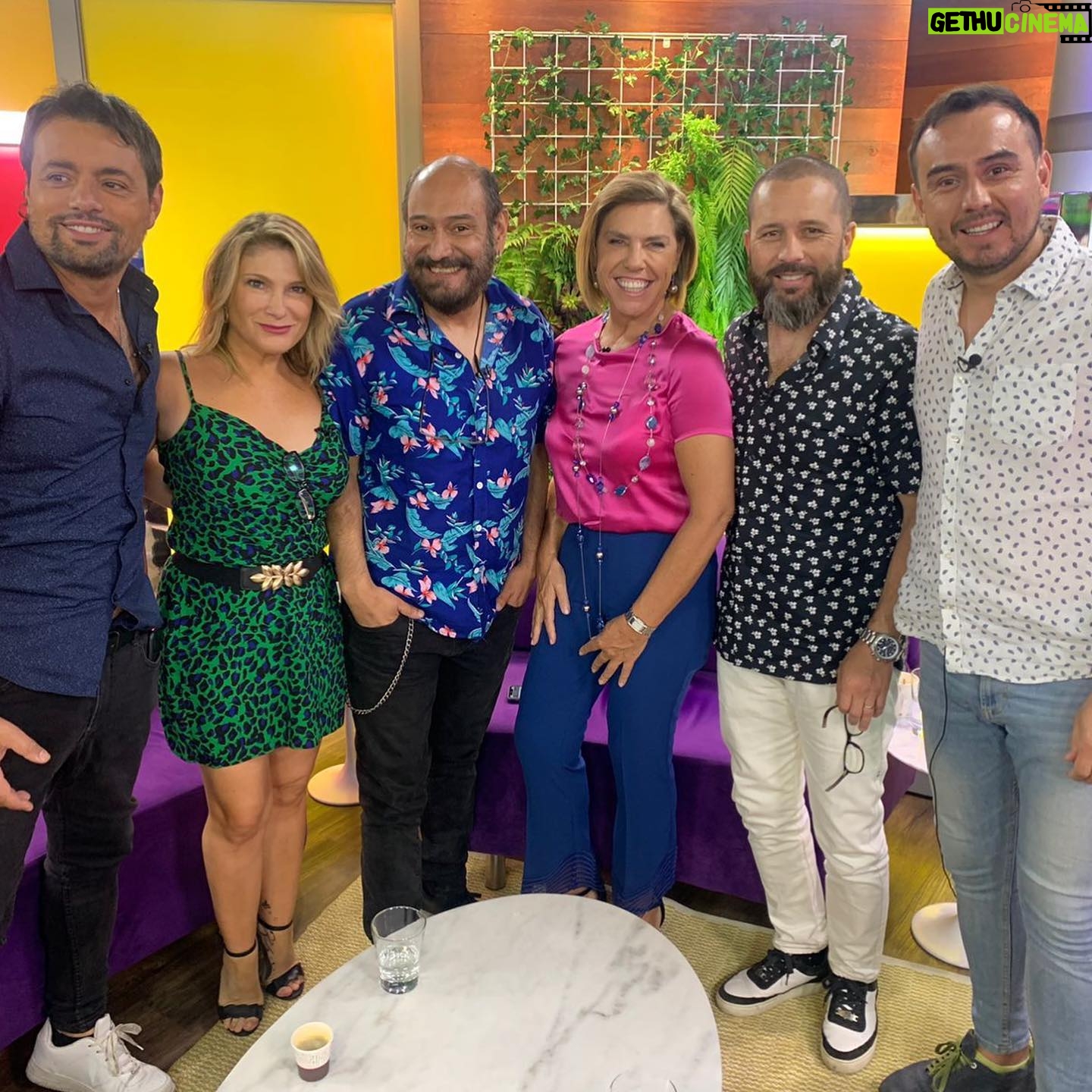 Vivi Kreutzberger - 1K Likes - Que Semana navideña vivimos en nuestro programa!! Lunes todo el humor y re conocer a @leonmurillooficial , nos visitó el simpatiquísimo galán @felipecontreras_a , que programón con @josefurnaro , no se lo pueden perder!! (No lo han visto? Búsquenlo en la web) No recuerdo haber reído tanto en mucho tiempo… y eso que yo me rio 🤣🤣🤣🤣🤣.
Siempre encontrarán más en todos los sentidos, invitados, entretención , risas y sobretodo USTEDES EN CASA como pilar fundamental!!
Se nos pasa volando la semana, buena señal, espero a ustedes también! Agradecida una vez mas de vuestra preferencia para eso trabajamos duro en @masviviquenunca por las pantallas de @tvmas.tv de lunes a viernes de 3 a 5!!
Agradecer también a @eleganza_showroom por el increíble vestuario que ustedes comentan cada día! 💁🏼♀️💁🏼♀️💁🏼♀️.
Vamos por más junto a #rodrigogoldberg @danielanicolas @cesarantoniocampos @valenzuelatvradio @isrogergil @jennycavallooficial @bibimandakovic @fernando_kliche que gran #team
Felices de ser su alternativa para simplemente entretenerlos y pasarla bien!! Encontrarán siempre buena onda, Risas, juegos y grata conversación!! #juegos #entretencion #risas #conversacion #cadadiamejor #contingencia #informacion #granequipo #actualidad #temas #todoslosdias #orgullo #felices #felicidad #invitados #másviviquenunca #todosinvitados #temasdeconversacion #diciembre2021 #vivikreutzberger
