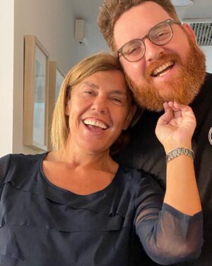 Vivi Kreutzberger Instagram - Hoy está de cumpleaños quien me convirtió en mamá!! Han sido muchos años de caminar juntos, disfrutar la vida, ser el hermano mayor, hoy ya es un hombre hecho y derecho, es hace muy poquito también padre, por lo que será un cumpleaños muy especial!! Son tantos los sentimientos, emociones que es difícil de explicar, no vivimos en el mismo país por lo que cuando nos vemos disfrutamos cada minuto, para los padres nada mejor que verlos felices y realizados!! Te mereces todo lo mejor.
HAPPY BIRTHDAY @ilannumhauser eres un gran tipo! Que tremendo orgullo ser tu mamá 😍😍😍.
#happybirthday #felizcumpleaños #proudmom #mamá #mamaorgullosa #grandía #felicidad #loveyou #love #myboy #mybaby #loveyou #lastpicture credit’s to #rwilkins