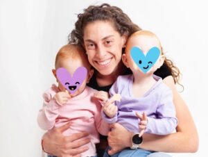 Vivi Kreutzberger Instagram - Feliz día a todas las madres!! Espero que hoy que la distancia no es un tema ya que la tecnología lo suple, para todos quienes no tenemos a las nuestras cerca físicamente podemos verlas casi como si estuvieramos!!! 
Por aquí, Cada año se van sumando integrantes para celebrar el día de la madre !! Primero la matriarca suprema 🙌 @temuchnick sin ella nada de esto sería posible, así chiquita como la ven tiene la fuerza para mover una y varias familias casi sin esfuerzo!!
El la segunda foto están quienes me hicieron mamá!! Y en los últimos años abuela! @ilannumhauser @amirnumhauser @ynumhauser @niconumhauser @sharonnumhauser !!
El círculo de la vida ya empieza aquí su ciclo .. @ynumhauser está viviendo la locura y maravilla de ser mamá de 2 al mismo tiempo!! Luego nuestra @cata_gana quien junto a @ilannumhauser que trajeron a este mundo hace 2 años y medio a nuestra la primera nieta @ladies_pippaandoli y a hace 7 meses a la más risueña y deliciosa @babyO , y creo este es solo el comienzo!! Por eso y muchas más cosas para celebrar 🎉🎊🎁💃🏻