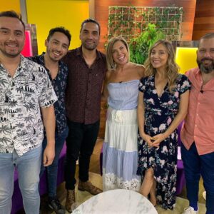 Vivi Kreutzberger Instagram - Que Semana navideña vivimos en nuestro programa!! Lunes todo el humor y re conocer a @leonmurillooficial , nos visitó el simpatiquísimo galán @felipecontreras_a , que programón con @josefurnaro , no se lo pueden perder!! (No lo han visto? Búsquenlo en la web) No recuerdo haber reído tanto en mucho tiempo… y eso que yo me rio 🤣🤣🤣🤣🤣.
Siempre encontrarán más en todos los sentidos, invitados, entretención , risas y sobretodo USTEDES EN CASA como pilar fundamental!! 
Se nos pasa volando la semana, buena señal, espero a ustedes también! Agradecida una vez mas de vuestra preferencia  para eso trabajamos duro en @masviviquenunca por las pantallas de @tvmas.tv de lunes a viernes de 3 a 5!! 
Agradecer también a @eleganza_showroom por el increíble vestuario que ustedes comentan cada día! 💁🏼‍♀️💁🏼‍♀️💁🏼‍♀️.
Vamos por más junto a  #rodrigogoldberg @danielanicolas @cesarantoniocampos @valenzuelatvradio @isrogergil @jennycavallooficial  @bibimandakovic @fernando_kliche que gran #team
Felices de ser su alternativa para simplemente entretenerlos y pasarla bien!! Encontrarán siempre buena onda, Risas, juegos y grata conversación!! #juegos #entretencion #risas #conversacion #cadadiamejor #contingencia #informacion #granequipo #actualidad #temas #todoslosdias #orgullo #felices #felicidad #invitados #másviviquenunca  #todosinvitados #temasdeconversacion #diciembre2021 #vivikreutzberger