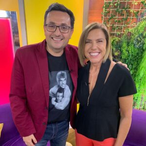 Vivi Kreutzberger Instagram - Que Semana navideña vivimos en nuestro programa!! Lunes todo el humor y re conocer a @leonmurillooficial , nos visitó el simpatiquísimo galán @felipecontreras_a , que programón con @josefurnaro , no se lo pueden perder!! (No lo han visto? Búsquenlo en la web) No recuerdo haber reído tanto en mucho tiempo… y eso que yo me rio 🤣🤣🤣🤣🤣.
Siempre encontrarán más en todos los sentidos, invitados, entretención , risas y sobretodo USTEDES EN CASA como pilar fundamental!! 
Se nos pasa volando la semana, buena señal, espero a ustedes también! Agradecida una vez mas de vuestra preferencia  para eso trabajamos duro en @masviviquenunca por las pantallas de @tvmas.tv de lunes a viernes de 3 a 5!! 
Agradecer también a @eleganza_showroom por el increíble vestuario que ustedes comentan cada día! 💁🏼‍♀️💁🏼‍♀️💁🏼‍♀️.
Vamos por más junto a  #rodrigogoldberg @danielanicolas @cesarantoniocampos @valenzuelatvradio @isrogergil @jennycavallooficial  @bibimandakovic @fernando_kliche que gran #team
Felices de ser su alternativa para simplemente entretenerlos y pasarla bien!! Encontrarán siempre buena onda, Risas, juegos y grata conversación!! #juegos #entretencion #risas #conversacion #cadadiamejor #contingencia #informacion #granequipo #actualidad #temas #todoslosdias #orgullo #felices #felicidad #invitados #másviviquenunca  #todosinvitados #temasdeconversacion #diciembre2021 #vivikreutzberger