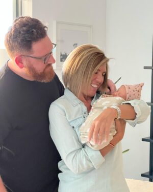 Vivi Kreutzberger Instagram - Con gran Alegría y orgullo comparto con ustedes esta maravilla, el nacimiento de Baby P. Un hito para nuestra familia, primera bisnieta, nieta, sobrina, primera toooodo.
Estamos gozando cada momento, cada pequeño movimiento, risa, mueca, TODO.
Desearles toda la felicidad del mundo a los papis… @ilannumhauser @catalinagana.art 
Vivimos juntos estas horas tan cruciales e inolvidables.
Se pasaron, gran trabajo en equipo, tranquilo, acompañansose  como los partners que son, el reflejo es la paz que lograron, todo eso se refleja en ella, cómo se integra a esta maravillosa familia!
Sr@s Les presento la nueva integrante de la familia!!
Ella es BABY P. #newborn #baby #abuela #abuelitas #justborn #reciennacido #felicidad #circuslife #yallego #preciosa #felicidadmáxima #nieta #quienlodiria #parecequefueayer #nuevaetapa #alegria #joy #fulloflife #lifestyle #novedades #babygirl #babygirls