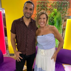 Vivi Kreutzberger Instagram - Que Semana navideña vivimos en nuestro programa!! Lunes todo el humor y re conocer a @leonmurillooficial , nos visitó el simpatiquísimo galán @felipecontreras_a , que programón con @josefurnaro , no se lo pueden perder!! (No lo han visto? Búsquenlo en la web) No recuerdo haber reído tanto en mucho tiempo… y eso que yo me rio 🤣🤣🤣🤣🤣.
Siempre encontrarán más en todos los sentidos, invitados, entretención , risas y sobretodo USTEDES EN CASA como pilar fundamental!! 
Se nos pasa volando la semana, buena señal, espero a ustedes también! Agradecida una vez mas de vuestra preferencia  para eso trabajamos duro en @masviviquenunca por las pantallas de @tvmas.tv de lunes a viernes de 3 a 5!! 
Agradecer también a @eleganza_showroom por el increíble vestuario que ustedes comentan cada día! 💁🏼‍♀️💁🏼‍♀️💁🏼‍♀️.
Vamos por más junto a  #rodrigogoldberg @danielanicolas @cesarantoniocampos @valenzuelatvradio @isrogergil @jennycavallooficial  @bibimandakovic @fernando_kliche que gran #team
Felices de ser su alternativa para simplemente entretenerlos y pasarla bien!! Encontrarán siempre buena onda, Risas, juegos y grata conversación!! #juegos #entretencion #risas #conversacion #cadadiamejor #contingencia #informacion #granequipo #actualidad #temas #todoslosdias #orgullo #felices #felicidad #invitados #másviviquenunca  #todosinvitados #temasdeconversacion #diciembre2021 #vivikreutzberger