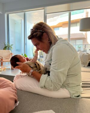 Vivi Kreutzberger Instagram - Con gran Alegría y orgullo comparto con ustedes esta maravilla, el nacimiento de Baby P. Un hito para nuestra familia, primera bisnieta, nieta, sobrina, primera toooodo.
Estamos gozando cada momento, cada pequeño movimiento, risa, mueca, TODO.
Desearles toda la felicidad del mundo a los papis… @ilannumhauser @catalinagana.art 
Vivimos juntos estas horas tan cruciales e inolvidables.
Se pasaron, gran trabajo en equipo, tranquilo, acompañansose  como los partners que son, el reflejo es la paz que lograron, todo eso se refleja en ella, cómo se integra a esta maravillosa familia!
Sr@s Les presento la nueva integrante de la familia!!
Ella es BABY P. #newborn #baby #abuela #abuelitas #justborn #reciennacido #felicidad #circuslife #yallego #preciosa #felicidadmáxima #nieta #quienlodiria #parecequefueayer #nuevaetapa #alegria #joy #fulloflife #lifestyle #novedades #babygirl #babygirls