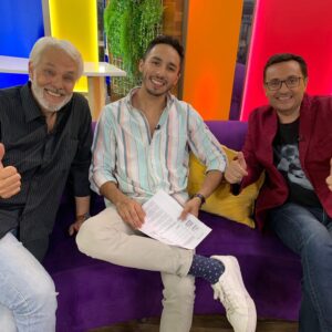 Vivi Kreutzberger Instagram - Que Semana navideña vivimos en nuestro programa!! Lunes todo el humor y re conocer a @leonmurillooficial , nos visitó el simpatiquísimo galán @felipecontreras_a , que programón con @josefurnaro , no se lo pueden perder!! (No lo han visto? Búsquenlo en la web) No recuerdo haber reído tanto en mucho tiempo… y eso que yo me rio 🤣🤣🤣🤣🤣.
Siempre encontrarán más en todos los sentidos, invitados, entretención , risas y sobretodo USTEDES EN CASA como pilar fundamental!! 
Se nos pasa volando la semana, buena señal, espero a ustedes también! Agradecida una vez mas de vuestra preferencia  para eso trabajamos duro en @masviviquenunca por las pantallas de @tvmas.tv de lunes a viernes de 3 a 5!! 
Agradecer también a @eleganza_showroom por el increíble vestuario que ustedes comentan cada día! 💁🏼‍♀️💁🏼‍♀️💁🏼‍♀️.
Vamos por más junto a  #rodrigogoldberg @danielanicolas @cesarantoniocampos @valenzuelatvradio @isrogergil @jennycavallooficial  @bibimandakovic @fernando_kliche que gran #team
Felices de ser su alternativa para simplemente entretenerlos y pasarla bien!! Encontrarán siempre buena onda, Risas, juegos y grata conversación!! #juegos #entretencion #risas #conversacion #cadadiamejor #contingencia #informacion #granequipo #actualidad #temas #todoslosdias #orgullo #felices #felicidad #invitados #másviviquenunca  #todosinvitados #temasdeconversacion #diciembre2021 #vivikreutzberger