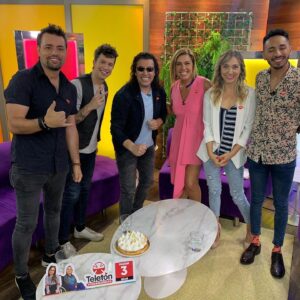 Vivi Kreutzberger Instagram - Nueva semana de grandes sorpresas y buenos momentos nos sentimos casi en fogata con el gran @phpabloherrera , conocimos mucho más a Cecil @leoreyoficial . Un torbellino @flavianaseeling , actor, humorista y cantante @claudioreyesactor coronando el viernes @gascon_ilusionista con magia e Ilusión!! Gracias nuevamente a nuestra audiencia que nos acompaña y es parte cada día!!
Siempre encontrarán más en todos los sentidos, invitados, entretención , risas y sobretodo USTEDES EN CASA como pilar fundamental!! 
Se nos pasa volando la semana, buena señal, espero a ustedes también! Agradecida una vez mas de vuestra preferencia  para eso trabajamos duro en @masviviquenunca por las pantallas de @tvmas.tv de lunes a viernes de 3 a 5!! 
Agradecer como siempre a @eleganza_showroom por el increíble vestuario que ustedes elogian cada día! 💁🏼‍♀️💁🏼‍♀️💁🏼‍♀️.
Vamos por más junto a  #rodrigogoldberg @danielanicolas @cesarantoniocampos @valenzuelatvradio @jennycavallooficial @alonso_qc @romydenecken @bibimandakovic @fernando_kliche que gran #team
Felices de ser su alternativa para simplemente entretenerlos y pasarla bien!! Encontrarán siempre buena onda, Risas, juegos y grata conversación!! #juegos #entretencion #risas #conversacion #cadadiamejor #contingencia #informacion #granequipo #actualidad #temas #todoslosdias #orgullo #felices #felicidad #invitados #másviviquenunca  #todosinvitados #temasdeconversacion #diciembre2021 #vivikreutzberger