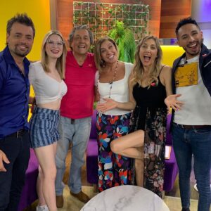 Vivi Kreutzberger Instagram - Nueva semana de grandes sorpresas y buenos momentos nos sentimos casi en fogata con el gran @phpabloherrera , conocimos mucho más a Cecil @leoreyoficial . Un torbellino @flavianaseeling , actor, humorista y cantante @claudioreyesactor coronando el viernes @gascon_ilusionista con magia e Ilusión!! Gracias nuevamente a nuestra audiencia que nos acompaña y es parte cada día!!
Siempre encontrarán más en todos los sentidos, invitados, entretención , risas y sobretodo USTEDES EN CASA como pilar fundamental!! 
Se nos pasa volando la semana, buena señal, espero a ustedes también! Agradecida una vez mas de vuestra preferencia  para eso trabajamos duro en @masviviquenunca por las pantallas de @tvmas.tv de lunes a viernes de 3 a 5!! 
Agradecer como siempre a @eleganza_showroom por el increíble vestuario que ustedes elogian cada día! 💁🏼‍♀️💁🏼‍♀️💁🏼‍♀️.
Vamos por más junto a  #rodrigogoldberg @danielanicolas @cesarantoniocampos @valenzuelatvradio @jennycavallooficial @alonso_qc @romydenecken @bibimandakovic @fernando_kliche que gran #team
Felices de ser su alternativa para simplemente entretenerlos y pasarla bien!! Encontrarán siempre buena onda, Risas, juegos y grata conversación!! #juegos #entretencion #risas #conversacion #cadadiamejor #contingencia #informacion #granequipo #actualidad #temas #todoslosdias #orgullo #felices #felicidad #invitados #másviviquenunca  #todosinvitados #temasdeconversacion #diciembre2021 #vivikreutzberger