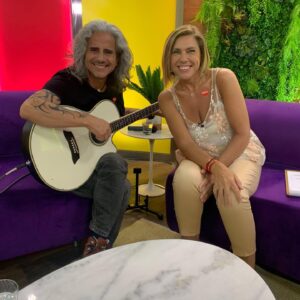 Vivi Kreutzberger Instagram - Nueva semana de grandes sorpresas y buenos momentos nos sentimos casi en fogata con el gran @phpabloherrera , conocimos mucho más a Cecil @leoreyoficial . Un torbellino @flavianaseeling , actor, humorista y cantante @claudioreyesactor coronando el viernes @gascon_ilusionista con magia e Ilusión!! Gracias nuevamente a nuestra audiencia que nos acompaña y es parte cada día!!
Siempre encontrarán más en todos los sentidos, invitados, entretención , risas y sobretodo USTEDES EN CASA como pilar fundamental!! 
Se nos pasa volando la semana, buena señal, espero a ustedes también! Agradecida una vez mas de vuestra preferencia  para eso trabajamos duro en @masviviquenunca por las pantallas de @tvmas.tv de lunes a viernes de 3 a 5!! 
Agradecer como siempre a @eleganza_showroom por el increíble vestuario que ustedes elogian cada día! 💁🏼‍♀️💁🏼‍♀️💁🏼‍♀️.
Vamos por más junto a  #rodrigogoldberg @danielanicolas @cesarantoniocampos @valenzuelatvradio @jennycavallooficial @alonso_qc @romydenecken @bibimandakovic @fernando_kliche que gran #team
Felices de ser su alternativa para simplemente entretenerlos y pasarla bien!! Encontrarán siempre buena onda, Risas, juegos y grata conversación!! #juegos #entretencion #risas #conversacion #cadadiamejor #contingencia #informacion #granequipo #actualidad #temas #todoslosdias #orgullo #felices #felicidad #invitados #másviviquenunca  #todosinvitados #temasdeconversacion #diciembre2021 #vivikreutzberger