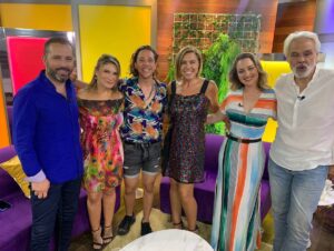 Vivi Kreutzberger Instagram - Hoy ultimo programa de este 2021, un año que nos trajo tantos altos y bajos a nivel nacional y mundial…
Pero nosotros como programa @masviviquenunca nos propusimos desde el día uno hacer algo distinto, entretener, acompañar, reír y compartir experiencias, alegrías, entretenidas temáticas que nos identificarán a todos y más!! Por sus comentarios y los de la prensa especializada, creo logramos cumplir nuestros objetivos, nos sentimos tremendamente orgullosos desde @tvmas.tv ser un aporte que cada día se consolida más! 💪💪 Les aseguro seguiremos trabajando con gran fuerza el 2022! Porque La invitación es a seguirnos, ser partes y contribuir con sus sugerencias y sobre todo el estar ahí cada día, cuando vamos en vivo, en la repetición o a través de las plataformas web!! Para entretenerlos trabajamos duro y seguiremos haciéndolo mientras ustedes sigan acompañándonos.
Termino este año con muchas más satisfacciones en todos los ámbitos de las jamas soñadas.. Solo puedo decir GRACIAS !! Agradecer como siempre a @eleganza_showroom por el increíble vestuario que ustedes elogian cada día! 💁🏼‍♀️💁🏼‍♀️💁🏼‍♀️
Agradecer a 
#rodrigogoldberg  @pekaparra @alonso_qc @chamojung @isrogergil @romydenecken @danielanicolas @cesarantoniocampos @valenzuelatvradio @jennycavallooficial  @bibimandakovic @fernando_kliche gran #team
#juegos #entretencion #risas #conversacion #cadadiamejor #contingencia #informacion #granequipo #actualidad #temas #todoslosdias #orgullo #felices #felicidad #invitados #másviviquenunca  #todosinvitados #temasdeconversacion #diciembre2021 #vivikreutzberger 
GRACIAS!!