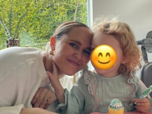 Vivi Kreutzberger Instagram - Feliz día a todas las madres!! Espero que hoy que la distancia no es un tema ya que la tecnología lo suple, para todos quienes no tenemos a las nuestras cerca físicamente podemos verlas casi como si estuvieramos!!! 
Por aquí, Cada año se van sumando integrantes para celebrar el día de la madre !! Primero la matriarca suprema 🙌 @temuchnick sin ella nada de esto sería posible, así chiquita como la ven tiene la fuerza para mover una y varias familias casi sin esfuerzo!!
El la segunda foto están quienes me hicieron mamá!! Y en los últimos años abuela! @ilannumhauser @amirnumhauser @ynumhauser @niconumhauser @sharonnumhauser !!
El círculo de la vida ya empieza aquí su ciclo .. @ynumhauser está viviendo la locura y maravilla de ser mamá de 2 al mismo tiempo!! Luego nuestra @cata_gana quien junto a @ilannumhauser que trajeron a este mundo hace 2 años y medio a nuestra la primera nieta @ladies_pippaandoli y a hace 7 meses a la más risueña y deliciosa @babyO , y creo este es solo el comienzo!! Por eso y muchas más cosas para celebrar 🎉🎊🎁💃🏻
