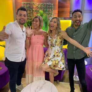 Vivi Kreutzberger Instagram - Nueva semana de grandes sorpresas y buenos momentos nos sentimos casi en fogata con el gran @phpabloherrera , conocimos mucho más a Cecil @leoreyoficial . Un torbellino @flavianaseeling , actor, humorista y cantante @claudioreyesactor coronando el viernes @gascon_ilusionista con magia e Ilusión!! Gracias nuevamente a nuestra audiencia que nos acompaña y es parte cada día!!
Siempre encontrarán más en todos los sentidos, invitados, entretención , risas y sobretodo USTEDES EN CASA como pilar fundamental!! 
Se nos pasa volando la semana, buena señal, espero a ustedes también! Agradecida una vez mas de vuestra preferencia  para eso trabajamos duro en @masviviquenunca por las pantallas de @tvmas.tv de lunes a viernes de 3 a 5!! 
Agradecer como siempre a @eleganza_showroom por el increíble vestuario que ustedes elogian cada día! 💁🏼‍♀️💁🏼‍♀️💁🏼‍♀️.
Vamos por más junto a  #rodrigogoldberg @danielanicolas @cesarantoniocampos @valenzuelatvradio @jennycavallooficial @alonso_qc @romydenecken @bibimandakovic @fernando_kliche que gran #team
Felices de ser su alternativa para simplemente entretenerlos y pasarla bien!! Encontrarán siempre buena onda, Risas, juegos y grata conversación!! #juegos #entretencion #risas #conversacion #cadadiamejor #contingencia #informacion #granequipo #actualidad #temas #todoslosdias #orgullo #felices #felicidad #invitados #másviviquenunca  #todosinvitados #temasdeconversacion #diciembre2021 #vivikreutzberger