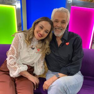 Vivi Kreutzberger Instagram - Nueva semana de grandes sorpresas y buenos momentos nos sentimos casi en fogata con el gran @phpabloherrera , conocimos mucho más a Cecil @leoreyoficial . Un torbellino @flavianaseeling , actor, humorista y cantante @claudioreyesactor coronando el viernes @gascon_ilusionista con magia e Ilusión!! Gracias nuevamente a nuestra audiencia que nos acompaña y es parte cada día!!
Siempre encontrarán más en todos los sentidos, invitados, entretención , risas y sobretodo USTEDES EN CASA como pilar fundamental!! 
Se nos pasa volando la semana, buena señal, espero a ustedes también! Agradecida una vez mas de vuestra preferencia  para eso trabajamos duro en @masviviquenunca por las pantallas de @tvmas.tv de lunes a viernes de 3 a 5!! 
Agradecer como siempre a @eleganza_showroom por el increíble vestuario que ustedes elogian cada día! 💁🏼‍♀️💁🏼‍♀️💁🏼‍♀️.
Vamos por más junto a  #rodrigogoldberg @danielanicolas @cesarantoniocampos @valenzuelatvradio @jennycavallooficial @alonso_qc @romydenecken @bibimandakovic @fernando_kliche que gran #team
Felices de ser su alternativa para simplemente entretenerlos y pasarla bien!! Encontrarán siempre buena onda, Risas, juegos y grata conversación!! #juegos #entretencion #risas #conversacion #cadadiamejor #contingencia #informacion #granequipo #actualidad #temas #todoslosdias #orgullo #felices #felicidad #invitados #másviviquenunca  #todosinvitados #temasdeconversacion #diciembre2021 #vivikreutzberger