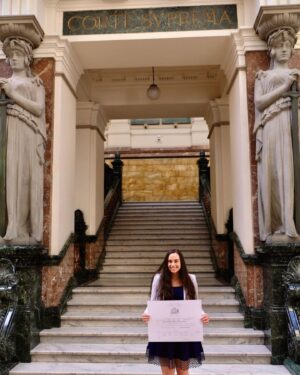 Vivi Kreutzberger Instagram - Hoy es un día con la que toda mamá sueña!! Cuando los hijos son tremendamente felices y van cumpliendo sus sueños! Les presento a nuestra abogada 👩‍⚖️. 
El camino para llegar aquí claramente no ha sido fácil, pero su empuje temple y dedicación la han convertido en la gran profesional y persona que es hoy.  Como familia estamos tremendamente orgullosos de cada paso, cada logro, no tengo duda este será solo uno de los primeros! Tienes la vida por delante y siempre estaremos aquí presentes.
Solo desearte #Sharon sigas siempre poniendo todo de ti para lograr ser la mejor.
Te amo con locura ❤️ #orgullo #abogada #abogados #cortesuprema #poderjudicial #hija #lomaximo #lamejor #emociones #grandía #teamo #vivikreutzberger
