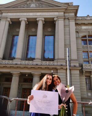 Vivi Kreutzberger Instagram - Hoy es un día con la que toda mamá sueña!! Cuando los hijos son tremendamente felices y van cumpliendo sus sueños! Les presento a nuestra abogada 👩‍⚖️. 
El camino para llegar aquí claramente no ha sido fácil, pero su empuje temple y dedicación la han convertido en la gran profesional y persona que es hoy.  Como familia estamos tremendamente orgullosos de cada paso, cada logro, no tengo duda este será solo uno de los primeros! Tienes la vida por delante y siempre estaremos aquí presentes.
Solo desearte #Sharon sigas siempre poniendo todo de ti para lograr ser la mejor.
Te amo con locura ❤️ #orgullo #abogada #abogados #cortesuprema #poderjudicial #hija #lomaximo #lamejor #emociones #grandía #teamo #vivikreutzberger
