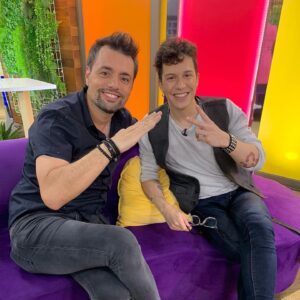 Vivi Kreutzberger Instagram - Nueva semana de grandes sorpresas y buenos momentos nos sentimos casi en fogata con el gran @phpabloherrera , conocimos mucho más a Cecil @leoreyoficial . Un torbellino @flavianaseeling , actor, humorista y cantante @claudioreyesactor coronando el viernes @gascon_ilusionista con magia e Ilusión!! Gracias nuevamente a nuestra audiencia que nos acompaña y es parte cada día!!
Siempre encontrarán más en todos los sentidos, invitados, entretención , risas y sobretodo USTEDES EN CASA como pilar fundamental!! 
Se nos pasa volando la semana, buena señal, espero a ustedes también! Agradecida una vez mas de vuestra preferencia  para eso trabajamos duro en @masviviquenunca por las pantallas de @tvmas.tv de lunes a viernes de 3 a 5!! 
Agradecer como siempre a @eleganza_showroom por el increíble vestuario que ustedes elogian cada día! 💁🏼‍♀️💁🏼‍♀️💁🏼‍♀️.
Vamos por más junto a  #rodrigogoldberg @danielanicolas @cesarantoniocampos @valenzuelatvradio @jennycavallooficial @alonso_qc @romydenecken @bibimandakovic @fernando_kliche que gran #team
Felices de ser su alternativa para simplemente entretenerlos y pasarla bien!! Encontrarán siempre buena onda, Risas, juegos y grata conversación!! #juegos #entretencion #risas #conversacion #cadadiamejor #contingencia #informacion #granequipo #actualidad #temas #todoslosdias #orgullo #felices #felicidad #invitados #másviviquenunca  #todosinvitados #temasdeconversacion #diciembre2021 #vivikreutzberger