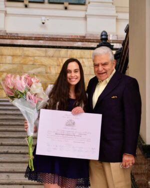Vivi Kreutzberger Instagram - Hoy es un día con la que toda mamá sueña!! Cuando los hijos son tremendamente felices y van cumpliendo sus sueños! Les presento a nuestra abogada 👩‍⚖️. 
El camino para llegar aquí claramente no ha sido fácil, pero su empuje temple y dedicación la han convertido en la gran profesional y persona que es hoy.  Como familia estamos tremendamente orgullosos de cada paso, cada logro, no tengo duda este será solo uno de los primeros! Tienes la vida por delante y siempre estaremos aquí presentes.
Solo desearte #Sharon sigas siempre poniendo todo de ti para lograr ser la mejor.
Te amo con locura ❤️ #orgullo #abogada #abogados #cortesuprema #poderjudicial #hija #lomaximo #lamejor #emociones #grandía #teamo #vivikreutzberger