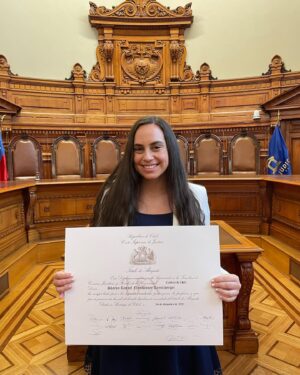 Vivi Kreutzberger Instagram - Hoy es un día con la que toda mamá sueña!! Cuando los hijos son tremendamente felices y van cumpliendo sus sueños! Les presento a nuestra abogada 👩‍⚖️. 
El camino para llegar aquí claramente no ha sido fácil, pero su empuje temple y dedicación la han convertido en la gran profesional y persona que es hoy.  Como familia estamos tremendamente orgullosos de cada paso, cada logro, no tengo duda este será solo uno de los primeros! Tienes la vida por delante y siempre estaremos aquí presentes.
Solo desearte #Sharon sigas siempre poniendo todo de ti para lograr ser la mejor.
Te amo con locura ❤️ #orgullo #abogada #abogados #cortesuprema #poderjudicial #hija #lomaximo #lamejor #emociones #grandía #teamo #vivikreutzberger