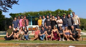 Vivi Kreutzberger Instagram - Se termina este #2021 y quisimos compartir y agradecer a todos quienes hacen posible que ustedes nos vean día a día en @masviviquenunca por @tvmas.tv , pero este gran equipo es tremendamente variado, hace que muchas cosas sucedan con gran éxito!! Para muestra un botón!  Estas son solo algunas de las actividades que desarrollamos en #lamarraquetatv #capacitacion #capacitaciononline #capacitacióndigital #app #appcomunidades #carteleradigital #contenidosdigitales #contenidos #juegos #entretencion #risas #conversacion #cadadiamejor #contingencia #informacion #granequipo #actualidad #temas #todoslosdias #orgullo #felices #felicidad #invitados #másviviquenunca  #todosinvitados #temasdeconversacion #diciembre2021 #vivikreutzberger