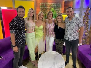Vivi Kreutzberger Instagram - Últimas semanas del año!! El 2021 se nos va con tantos cambios y novedades como los que nos traen cada semana nuestros invitados la nueva vida de @kikasilvas , rompiendo el celofán con @alvarosanhuezam , @chicomunozactor y tantas historias que nos sorprendieron, que lindo programa con #emma en nuestro estudio junto a la “Soa Peka” @pekaparra a su casa no más vuelve!! Que emoción sentir la confianza, respeto y cariño le permiten a nuestros invitados emocionarse y reír como @ignaciaa_antonia gracias nuevamente por tu cariño!! Vamos por los últimos días del año.

Gracias nuevamente a nuestra audiencia que nos acompaña y es parte cada día!!
Siempre encontrarán más en todos los sentidos, invitados, entretención , risas y sobretodo USTEDES EN CASA como pilar fundamental!! 
Se nos pasa volando la semana, buena señal, espero a ustedes también! Agradecida una vez mas de vuestra preferencia  para eso trabajamos duro en @masviviquenunca por las pantallas de @tvmas.tv de lunes a viernes de 3 a 5!! 
Agradecer como siempre a @eleganza_showroom por el increíble vestuario que ustedes elogian cada día! 💁🏼‍♀️💁🏼‍♀️💁🏼‍♀️.
Vamos por más junto a  #rodrigogoldberg @danielanicolas @cesarantoniocampos @isrogergil @valenzuelatvradio @jennycavallooficial  @romydenecken @bibimandakovic @fernando_kliche que gran #team
Felices de ser su alternativa para simplemente entretenerlos y pasarla bien!! Encontrarán siempre buena onda, Risas, juegos y grata conversación!! #juegos #entretencion #risas #conversacion #cadadiamejor #contingencia #informacion #granequipo #actualidad #temas #todoslosdias #orgullo #felices #felicidad #invitados #másviviquenunca  #todosinvitados #temasdeconversacion #diciembre2021 #vivikreutzberger