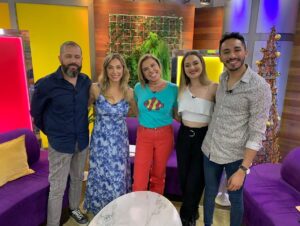 Vivi Kreutzberger Instagram - Últimas semanas del año!! El 2021 se nos va con tantos cambios y novedades como los que nos traen cada semana nuestros invitados la nueva vida de @kikasilvas , rompiendo el celofán con @alvarosanhuezam , @chicomunozactor y tantas historias que nos sorprendieron, que lindo programa con #emma en nuestro estudio junto a la “Soa Peka” @pekaparra a su casa no más vuelve!! Que emoción sentir la confianza, respeto y cariño le permiten a nuestros invitados emocionarse y reír como @ignaciaa_antonia gracias nuevamente por tu cariño!! Vamos por los últimos días del año.

Gracias nuevamente a nuestra audiencia que nos acompaña y es parte cada día!!
Siempre encontrarán más en todos los sentidos, invitados, entretención , risas y sobretodo USTEDES EN CASA como pilar fundamental!! 
Se nos pasa volando la semana, buena señal, espero a ustedes también! Agradecida una vez mas de vuestra preferencia  para eso trabajamos duro en @masviviquenunca por las pantallas de @tvmas.tv de lunes a viernes de 3 a 5!! 
Agradecer como siempre a @eleganza_showroom por el increíble vestuario que ustedes elogian cada día! 💁🏼‍♀️💁🏼‍♀️💁🏼‍♀️.
Vamos por más junto a  #rodrigogoldberg @danielanicolas @cesarantoniocampos @isrogergil @valenzuelatvradio @jennycavallooficial  @romydenecken @bibimandakovic @fernando_kliche que gran #team
Felices de ser su alternativa para simplemente entretenerlos y pasarla bien!! Encontrarán siempre buena onda, Risas, juegos y grata conversación!! #juegos #entretencion #risas #conversacion #cadadiamejor #contingencia #informacion #granequipo #actualidad #temas #todoslosdias #orgullo #felices #felicidad #invitados #másviviquenunca  #todosinvitados #temasdeconversacion #diciembre2021 #vivikreutzberger