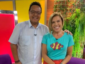 Vivi Kreutzberger Instagram - Últimas semanas del año!! El 2021 se nos va con tantos cambios y novedades como los que nos traen cada semana nuestros invitados la nueva vida de @kikasilvas , rompiendo el celofán con @alvarosanhuezam , @chicomunozactor y tantas historias que nos sorprendieron, que lindo programa con #emma en nuestro estudio junto a la “Soa Peka” @pekaparra a su casa no más vuelve!! Que emoción sentir la confianza, respeto y cariño le permiten a nuestros invitados emocionarse y reír como @ignaciaa_antonia gracias nuevamente por tu cariño!! Vamos por los últimos días del año.

Gracias nuevamente a nuestra audiencia que nos acompaña y es parte cada día!!
Siempre encontrarán más en todos los sentidos, invitados, entretención , risas y sobretodo USTEDES EN CASA como pilar fundamental!! 
Se nos pasa volando la semana, buena señal, espero a ustedes también! Agradecida una vez mas de vuestra preferencia  para eso trabajamos duro en @masviviquenunca por las pantallas de @tvmas.tv de lunes a viernes de 3 a 5!! 
Agradecer como siempre a @eleganza_showroom por el increíble vestuario que ustedes elogian cada día! 💁🏼‍♀️💁🏼‍♀️💁🏼‍♀️.
Vamos por más junto a  #rodrigogoldberg @danielanicolas @cesarantoniocampos @isrogergil @valenzuelatvradio @jennycavallooficial  @romydenecken @bibimandakovic @fernando_kliche que gran #team
Felices de ser su alternativa para simplemente entretenerlos y pasarla bien!! Encontrarán siempre buena onda, Risas, juegos y grata conversación!! #juegos #entretencion #risas #conversacion #cadadiamejor #contingencia #informacion #granequipo #actualidad #temas #todoslosdias #orgullo #felices #felicidad #invitados #másviviquenunca  #todosinvitados #temasdeconversacion #diciembre2021 #vivikreutzberger