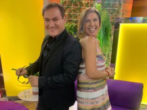 Vivi Kreutzberger Instagram - Últimas semanas del año!! El 2021 se nos va con tantos cambios y novedades como los que nos traen cada semana nuestros invitados la nueva vida de @kikasilvas , rompiendo el celofán con @alvarosanhuezam , @chicomunozactor y tantas historias que nos sorprendieron, que lindo programa con #emma en nuestro estudio junto a la “Soa Peka” @pekaparra a su casa no más vuelve!! Que emoción sentir la confianza, respeto y cariño le permiten a nuestros invitados emocionarse y reír como @ignaciaa_antonia gracias nuevamente por tu cariño!! Vamos por los últimos días del año.

Gracias nuevamente a nuestra audiencia que nos acompaña y es parte cada día!!
Siempre encontrarán más en todos los sentidos, invitados, entretención , risas y sobretodo USTEDES EN CASA como pilar fundamental!! 
Se nos pasa volando la semana, buena señal, espero a ustedes también! Agradecida una vez mas de vuestra preferencia  para eso trabajamos duro en @masviviquenunca por las pantallas de @tvmas.tv de lunes a viernes de 3 a 5!! 
Agradecer como siempre a @eleganza_showroom por el increíble vestuario que ustedes elogian cada día! 💁🏼‍♀️💁🏼‍♀️💁🏼‍♀️.
Vamos por más junto a  #rodrigogoldberg @danielanicolas @cesarantoniocampos @isrogergil @valenzuelatvradio @jennycavallooficial  @romydenecken @bibimandakovic @fernando_kliche que gran #team
Felices de ser su alternativa para simplemente entretenerlos y pasarla bien!! Encontrarán siempre buena onda, Risas, juegos y grata conversación!! #juegos #entretencion #risas #conversacion #cadadiamejor #contingencia #informacion #granequipo #actualidad #temas #todoslosdias #orgullo #felices #felicidad #invitados #másviviquenunca  #todosinvitados #temasdeconversacion #diciembre2021 #vivikreutzberger