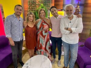 Vivi Kreutzberger Instagram - Últimas semanas del año!! El 2021 se nos va con tantos cambios y novedades como los que nos traen cada semana nuestros invitados la nueva vida de @kikasilvas , rompiendo el celofán con @alvarosanhuezam , @chicomunozactor y tantas historias que nos sorprendieron, que lindo programa con #emma en nuestro estudio junto a la “Soa Peka” @pekaparra a su casa no más vuelve!! Que emoción sentir la confianza, respeto y cariño le permiten a nuestros invitados emocionarse y reír como @ignaciaa_antonia gracias nuevamente por tu cariño!! Vamos por los últimos días del año.

Gracias nuevamente a nuestra audiencia que nos acompaña y es parte cada día!!
Siempre encontrarán más en todos los sentidos, invitados, entretención , risas y sobretodo USTEDES EN CASA como pilar fundamental!! 
Se nos pasa volando la semana, buena señal, espero a ustedes también! Agradecida una vez mas de vuestra preferencia  para eso trabajamos duro en @masviviquenunca por las pantallas de @tvmas.tv de lunes a viernes de 3 a 5!! 
Agradecer como siempre a @eleganza_showroom por el increíble vestuario que ustedes elogian cada día! 💁🏼‍♀️💁🏼‍♀️💁🏼‍♀️.
Vamos por más junto a  #rodrigogoldberg @danielanicolas @cesarantoniocampos @isrogergil @valenzuelatvradio @jennycavallooficial  @romydenecken @bibimandakovic @fernando_kliche que gran #team
Felices de ser su alternativa para simplemente entretenerlos y pasarla bien!! Encontrarán siempre buena onda, Risas, juegos y grata conversación!! #juegos #entretencion #risas #conversacion #cadadiamejor #contingencia #informacion #granequipo #actualidad #temas #todoslosdias #orgullo #felices #felicidad #invitados #másviviquenunca  #todosinvitados #temasdeconversacion #diciembre2021 #vivikreutzberger