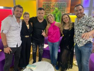 Vivi Kreutzberger Instagram - Hoy ultimo programa de este 2021, un año que nos trajo tantos altos y bajos a nivel nacional y mundial…
Pero nosotros como programa @masviviquenunca nos propusimos desde el día uno hacer algo distinto, entretener, acompañar, reír y compartir experiencias, alegrías, entretenidas temáticas que nos identificarán a todos y más!! Por sus comentarios y los de la prensa especializada, creo logramos cumplir nuestros objetivos, nos sentimos tremendamente orgullosos desde @tvmas.tv ser un aporte que cada día se consolida más! 💪💪 Les aseguro seguiremos trabajando con gran fuerza el 2022! Porque La invitación es a seguirnos, ser partes y contribuir con sus sugerencias y sobre todo el estar ahí cada día, cuando vamos en vivo, en la repetición o a través de las plataformas web!! Para entretenerlos trabajamos duro y seguiremos haciéndolo mientras ustedes sigan acompañándonos.
Termino este año con muchas más satisfacciones en todos los ámbitos de las jamas soñadas.. Solo puedo decir GRACIAS !! Agradecer como siempre a @eleganza_showroom por el increíble vestuario que ustedes elogian cada día! 💁🏼‍♀️💁🏼‍♀️💁🏼‍♀️
Agradecer a 
#rodrigogoldberg  @pekaparra @alonso_qc @chamojung @isrogergil @romydenecken @danielanicolas @cesarantoniocampos @valenzuelatvradio @jennycavallooficial  @bibimandakovic @fernando_kliche gran #team
#juegos #entretencion #risas #conversacion #cadadiamejor #contingencia #informacion #granequipo #actualidad #temas #todoslosdias #orgullo #felices #felicidad #invitados #másviviquenunca  #todosinvitados #temasdeconversacion #diciembre2021 #vivikreutzberger 
GRACIAS!!