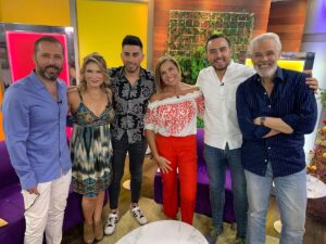 Vivi Kreutzberger Instagram - Hoy ultimo programa de este 2021, un año que nos trajo tantos altos y bajos a nivel nacional y mundial…
Pero nosotros como programa @masviviquenunca nos propusimos desde el día uno hacer algo distinto, entretener, acompañar, reír y compartir experiencias, alegrías, entretenidas temáticas que nos identificarán a todos y más!! Por sus comentarios y los de la prensa especializada, creo logramos cumplir nuestros objetivos, nos sentimos tremendamente orgullosos desde @tvmas.tv ser un aporte que cada día se consolida más! 💪💪 Les aseguro seguiremos trabajando con gran fuerza el 2022! Porque La invitación es a seguirnos, ser partes y contribuir con sus sugerencias y sobre todo el estar ahí cada día, cuando vamos en vivo, en la repetición o a través de las plataformas web!! Para entretenerlos trabajamos duro y seguiremos haciéndolo mientras ustedes sigan acompañándonos.
Termino este año con muchas más satisfacciones en todos los ámbitos de las jamas soñadas.. Solo puedo decir GRACIAS !! Agradecer como siempre a @eleganza_showroom por el increíble vestuario que ustedes elogian cada día! 💁🏼‍♀️💁🏼‍♀️💁🏼‍♀️
Agradecer a 
#rodrigogoldberg  @pekaparra @alonso_qc @chamojung @isrogergil @romydenecken @danielanicolas @cesarantoniocampos @valenzuelatvradio @jennycavallooficial  @bibimandakovic @fernando_kliche gran #team
#juegos #entretencion #risas #conversacion #cadadiamejor #contingencia #informacion #granequipo #actualidad #temas #todoslosdias #orgullo #felices #felicidad #invitados #másviviquenunca  #todosinvitados #temasdeconversacion #diciembre2021 #vivikreutzberger 
GRACIAS!!