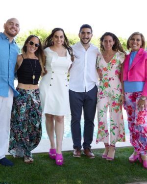 Vivi Kreutzberger Instagram - Los momentos de alegría hay que celebrarlos!! Y que lindo fue vivir en familia el civil de mi guagua… Se casó la más chica!! @sharonnumhauser que encontró al amor de su vida @joelvainstein .
Que ambiente tan amoroso se sentía, que lindas las palabras de amor que ambos tenían preparadas… Varios lagrimones se escaparon, pero de alegría! Así es rico llorar cuando ves que tus hijos son felices cuando encuentran a su alma gemela y se complementan de esta manera, el matrimonio tendrá muchas alegrías pero también dificultades, que solo se superan juntos y con amor!! Desearles que sigan así, seguro llegarán juntos a viejitos…👵🏼🧓🏻. Desde donde esté tendrán siempre mi amor incondicional!! Los quiere su mamá!! Mención aparte el gran trabajo de @atomoestudio.cl !! #matrimonio #amor #love #wedding #weddingphotography #hijos #hijosfelices
