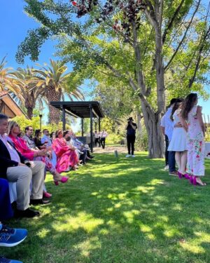Vivi Kreutzberger Instagram - Los momentos de alegría hay que celebrarlos!! Y que lindo fue vivir en familia el civil de mi guagua… Se casó la más chica!! @sharonnumhauser que encontró al amor de su vida @joelvainstein .
Que ambiente tan amoroso se sentía, que lindas las palabras de amor que ambos tenían preparadas… Varios lagrimones se escaparon, pero de alegría! Así es rico llorar cuando ves que tus hijos son felices cuando encuentran a su alma gemela y se complementan de esta manera, el matrimonio tendrá muchas alegrías pero también dificultades, que solo se superan juntos y con amor!! Desearles que sigan así, seguro llegarán juntos a viejitos…👵🏼🧓🏻. Desde donde esté tendrán siempre mi amor incondicional!! Los quiere su mamá!! Mención aparte el gran trabajo de @atomoestudio.cl !! #matrimonio #amor #love #wedding #weddingphotography #hijos #hijosfelices