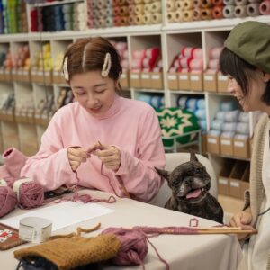 Vivi Lee Instagram - 🧶我很喜歡打毛線～並不是一定要完成多厲害的成品，我喜歡的是編織的過程～
也許是因為我還不像我媽或是很多老手可以邊看電視邊打（其實我後來也是有邊打毛衣邊看電視過，只是很容易出錯哈哈哈）所以我很喜歡自己專注在編織時的時間～慢慢的～腦中很放空（只有專心在針法跟針數）～很悠閒～
我也很喜歡挑選喜歡的毛線，顏色，從一坨毛線慢慢變成一件東西的感覺～是很期待很開心的～當然，我也是有些打到一半的半成品～但毛線不會壞啊～想到時，有時間時再開始打起來，就好像新的開始一樣～而且從一開始編織錯了就完蛋了到後來慢慢學會自己也可以修復打錯的部分～覺得得意😎

我其實在幾年前就上過黃泳涵老師的鉤針課了！（我的作品如圖）那時很想試試看鉤針～一堂課也是完成了一頂人的帽子～
這次很開心能夠再次跟老師上課（老師完全沒有變～超凍齡）幫我的愛❤️李先打精靈帽～看起來很難的帽子，其實真的沒有想像的難耶😀狗狗的頭比較小，我大概2-3小時完成😌
老師的解說方法很容易懂這很重要！從簡單的針法慢慢學，可以變化出很多東西歐～雖然，手織的帽帽或是衣服等不像工廠生產的那麼完美，但我就是喜歡那個不完美～獨一無二！

編織對我來說，除了自己靜心（放鬆？）的練習～編織給我的愛我兒紙，編織送給我的侄子（也是狗哈哈哈）甚至給自己，那都是一份心意～現代的我們要什麼都得來容易，手作反而更顯得珍貴我覺得～小時候我媽常打毛衣給我們，現在的媽媽好像很少在織毛衣給小孩了嗎，如果是，我覺得很可惜～我媽買很多衣服給我我其實都沒特別記得幾件，但是她織給我的桃紅＋白小背心，豬肝紅毛衣，還有我指定的鵝黃有花捲的毛衣，我到現在都還記得！
也許大家都很忙碌，忙著生活，但是可以試試當作是給自己放鬆的時光，小小的簡單的編織，溫暖自己跟別人（你的寵物！）的心吧！

🧶讓編織進入生活，找回自己的靜謐時光

線上課程「棒針入門與個性化禮物」
☑️ 懂得選擇合適的毛線與工具
☑️ 學會 2 種針法，完成 5 件療癒作品
☑️ 了解編織邏輯，設計獨一無二的禮物