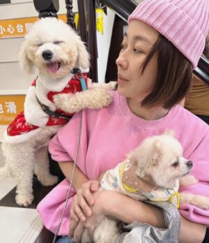 Vivi Lee Instagram - i’m happy today😃
快樂是自己創造決定的
快樂可以是買了很想要的東西
快樂可以是生活上小小的事情
快樂可以很簡單但也可以很難
就看你怎麼選擇你要什麼快樂你想不想快樂
很多什麼都有的人卻不快樂
很多少了很多的人卻很快樂
你看不看的見快樂
也許很小就在你身邊噢

#維莫莫人蔘 #vimurmurlife #lifestyle #happy